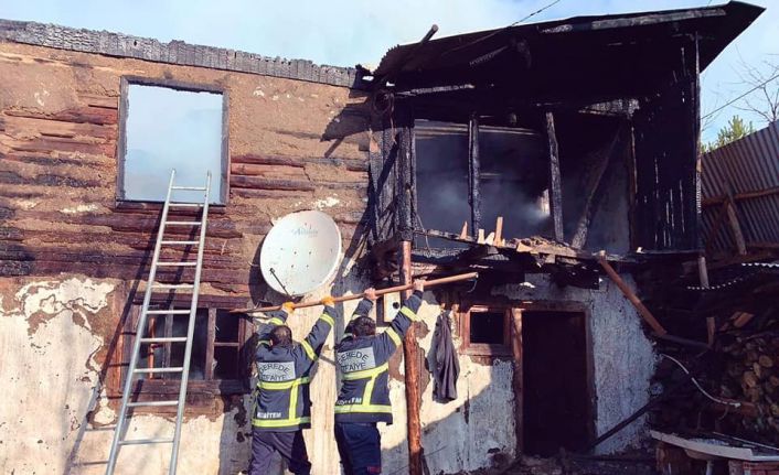 İki ahşap ev ve bir ahır yangında kullanılmaz hale geldi