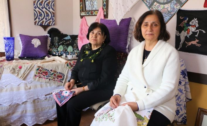 İki kadın asırlık çeyiz ve peşkirleri gün yüzüne çıkartıyor