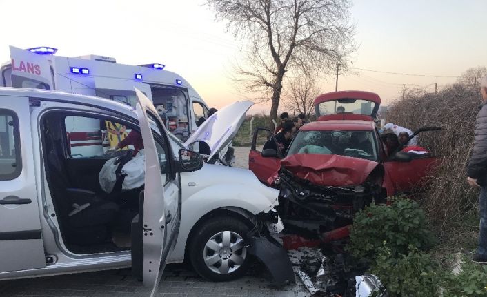 İki otomobil kafa kafaya çarpıştı; 1’i ağır 4 kişi yaralandı