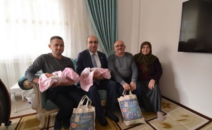 İkiz bebeklerin ilk hediyesi belediyeden