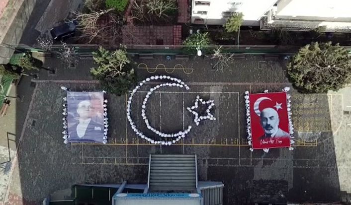 İlkokul öğrencilerinden duygulandıran ay yıldızlı koreografi