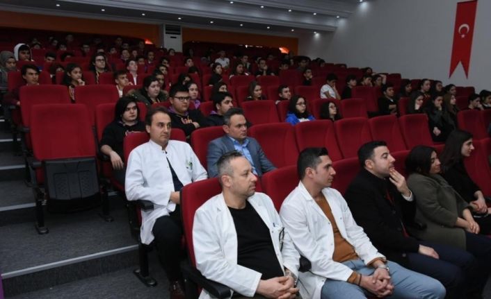 İnşaat işçisi olarak çalıştığı okulda 27 yıl sonra konferans verdi