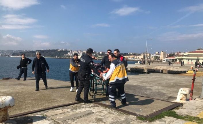 İskeleden denize atlayan şahsı polis kurtardı