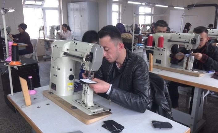 İşsiz gençler hem nitelikli elemana dönüşüyor, hem de iş buluyor