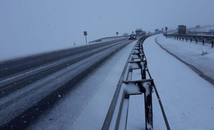 İstanbul’u Karadeniz’e bağlayan Kemikli rampalarında kar