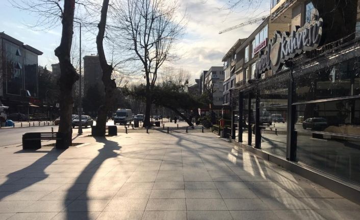 İstanbul’un lüks caddelerinden Bağdat Caddesi sessizliğe büründü, kafeler kepenk kapattı
