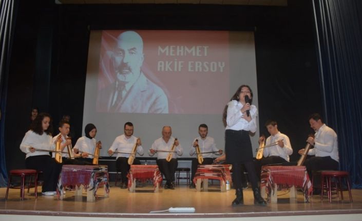 İstiklal Marşı’nı kemençe eşliğinde söylediler