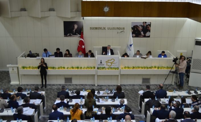 İzmir Büyükşehir Belediye Meclisinde arazi planı değişikliği tartışması