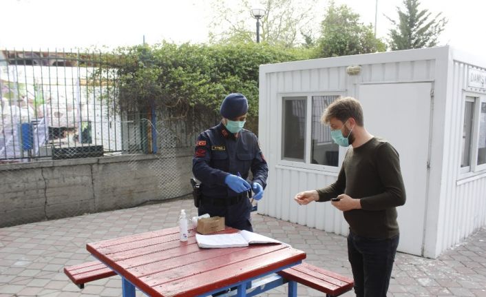 Jandarma her sabah hizmet binaları ve araçlarını dezenfekte cihazı ile temizliyor