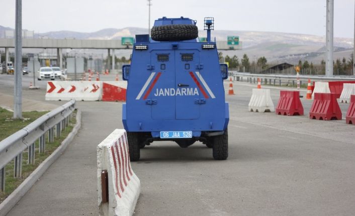 Jandarma tüm uygulama noktalarında korona virüs tedbirlerini eksiksiz uyguluyor