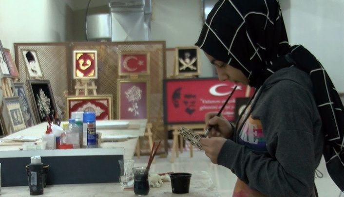 Kadınlar hem sanat öğreniyor hem de ekonomik kazanç sağlıyor