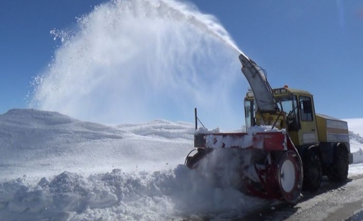 Kar kalınlığının 4-5 metreyi bulduğu bölgede çalışmalar devam ediyor
