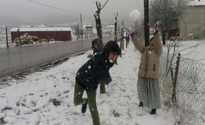 Kar yağışına en çok sevinen çocuklar oldu