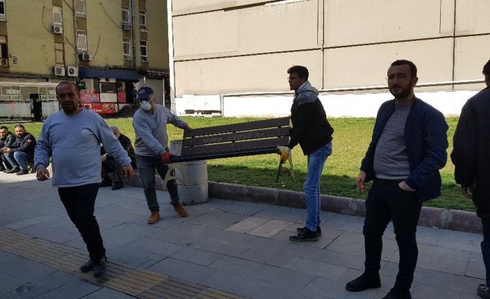 Karabük’te belediyeler bankları kaldırdı