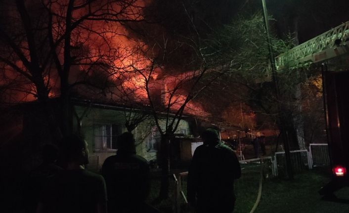 Karabük’te işçi evleri alevlere teslim oldu