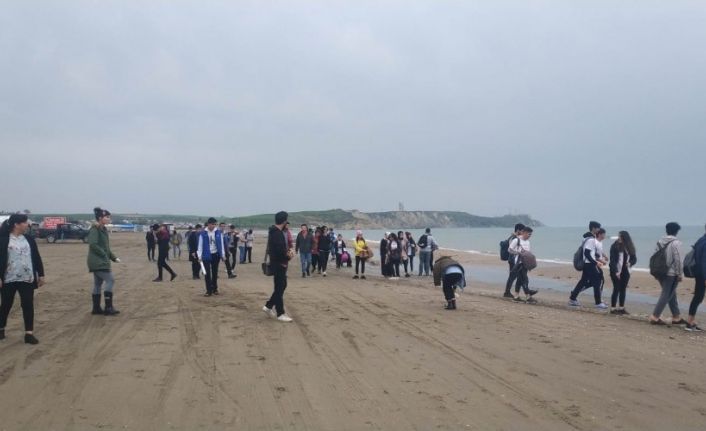 Karataş sahilinde çevre temizliği