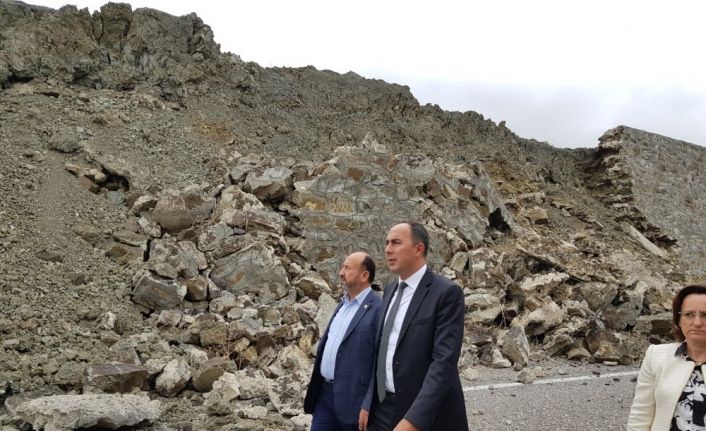 Kavuncu devreye girdi, trafiğe kapanan yol yeniden açılıyor