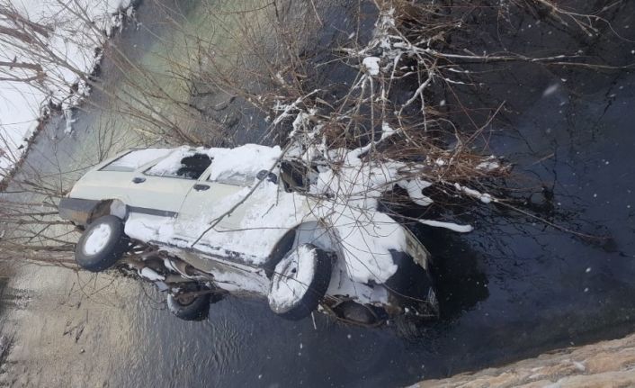 Kayıp şahıs dere yatağına uçan otomobilinde ölü bulundu