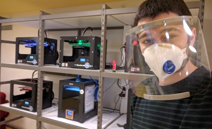 Kendi yaptığı 3 boyutlu yazıcılarda siperli maske üretiyor