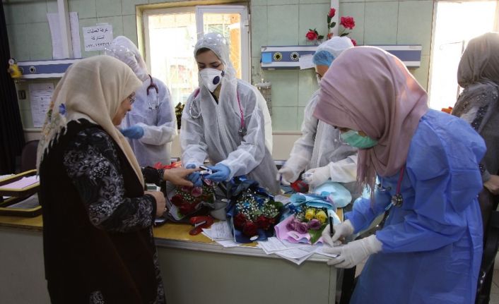 Kerkük’te, korona salgınıyla mücadelede moral için halka gül dağıtıldı