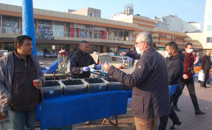 Keşan pazar yerinde maske ve eldiven ile korona virüs önlemi