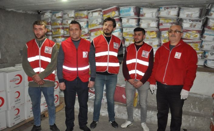 Kızılay hijyen ve gıda yardım kolilerinini ‘Vefa Sosyal Destek Grubu’na teslim etti