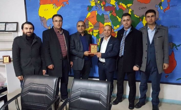 Kızılaydan duyarlı esnafa plaket