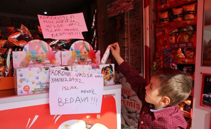 ’Korona ile mücadelede bizde varız’ dedi, kolonyalı mendilleri ücretsiz dağıttı