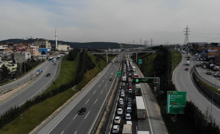 Korona virüs denetiminde oluşan uzun araç kuyrukları havadan görüntülendi