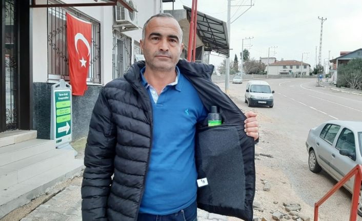 Korona virüs korkusuyla kolonyayı cebinde taşıyor, her önüne gelene kolonya ikram ediyor
