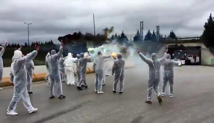 Korona virüs nedeni ile stada giremeyen taraftarlar takım otobüsünü böyle uğurladı