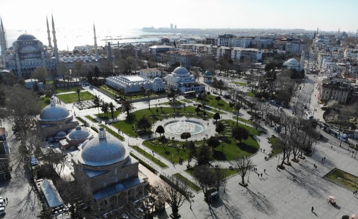 Korona virüs nedeniyle boş kalan Sultanahmet Meydanı havadan görüntülendi