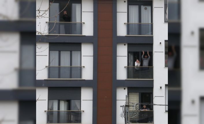 Korona virüs nedeniyle evde kalan vatandaşlar sokaklarına gelen bando takımıyla moral buldu