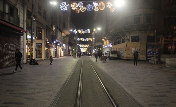 Korona virüs nedeniyle İstiklal Caddesi ve Taksim Meydanı boş kaldı