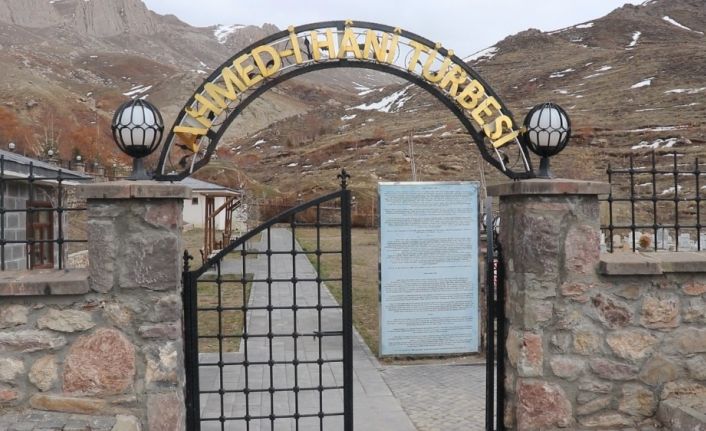 Korona virüs nedeniyle kapatılan Ahmed-i Hani Türbesi sessizliğe büründü