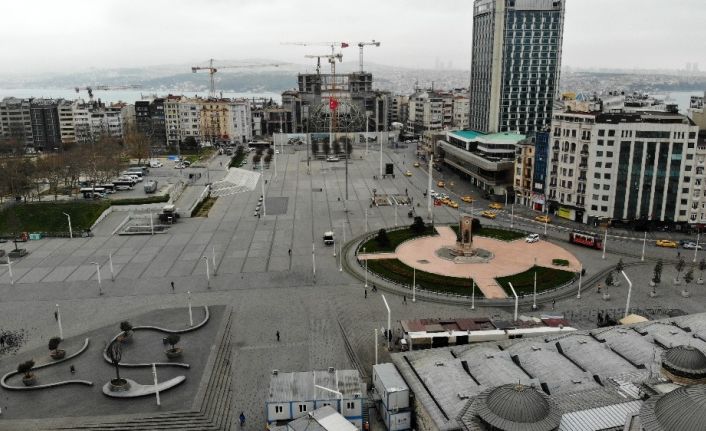 Korona virüs salgını nedeniyle Taksim ve İstiklal Caddesi boş kaldı