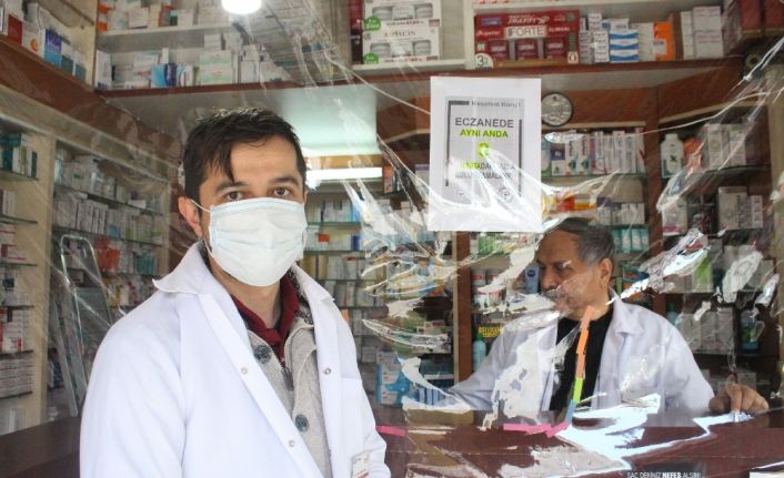 Korona virüs salgınına karşı eczacılar şeffaf brandayla önlem aldılar