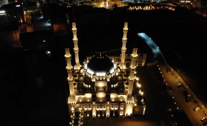 Korona virüse karşı camilerden tekbir ve dua sesleri yükseldi