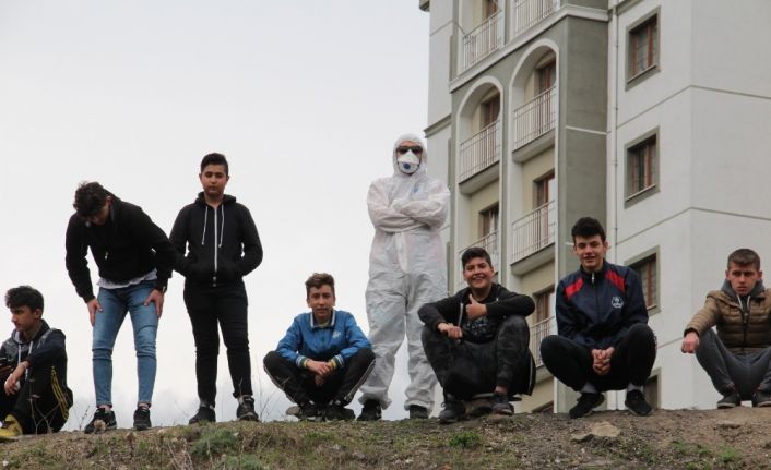 Korona virüsten korunmak için maçı özel tulum giyerek izledi