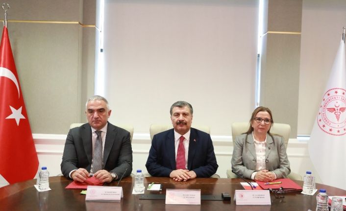 Koronavirüs Bilim Kurulu Toplantısı; Sağlık, Ticaret, Kültür ve Turizm Bakanlarının katılımıyla gerçekleştiriliyor. Toplantıda Cumhurbaşkanlığı Sağlık ve Gıda Politikaları Kurulu Başkanvekili Prof. Dr. Serkan Topaloğlu da bulunuyor.