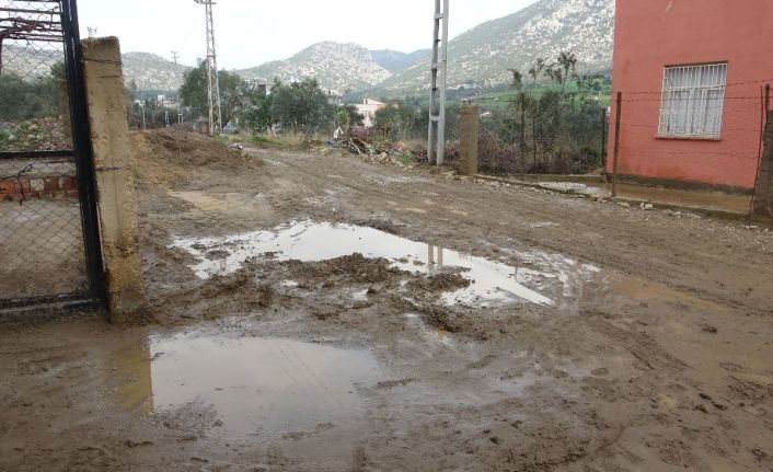 Kozan’da yağışlar sele neden oldu, vatandaş isyan etti