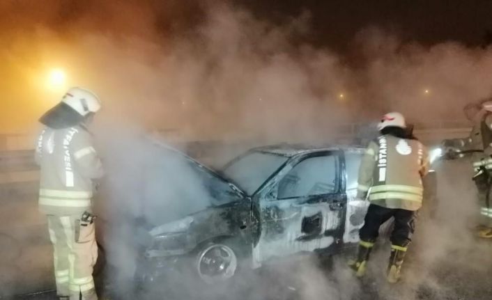 Küle dönen otomobilini çaresiz gözlerle izledi