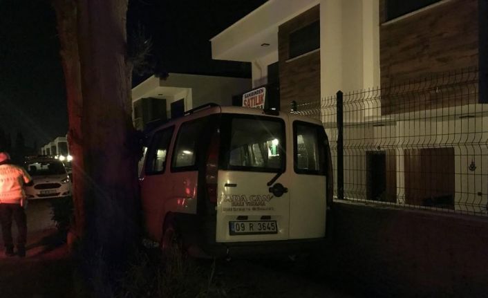 Kuşadası’nda otomobil ağaçla duvar arasına sıkıştı