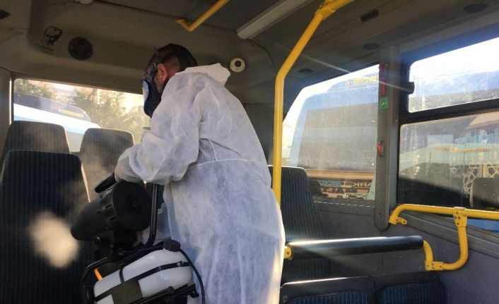 Maltepe’de hatlı minibüsler korona virüsüne karşı ilaçlı su ile dezenfekte edildi