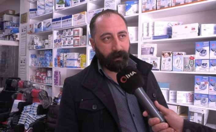 Medikalciler tıbbi maske ve dezenfektan için gelen vatandaşları geri çeviriyor