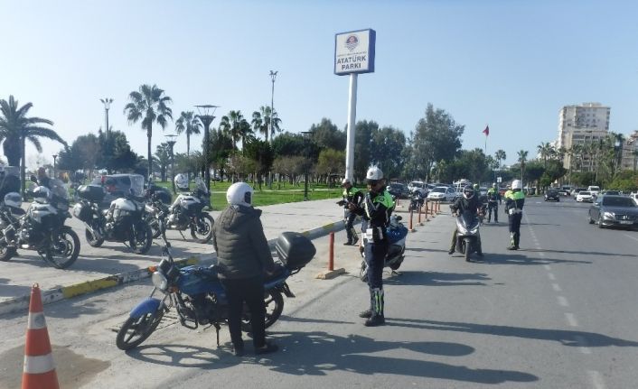 Mersin’de kask takmayan motosikletlilere uygulama artırıldı