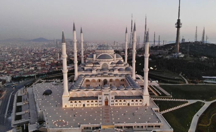 Miraç Kandili’nde korona virüs tedbirleri kapsamında kapatılan Çamlıca Camii havadan görüntülendi