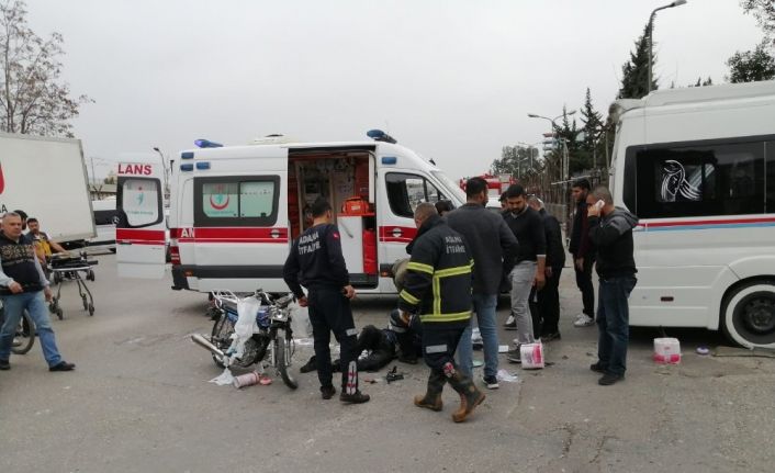 Motosiklet minibüse çarptı: 2 yaralı