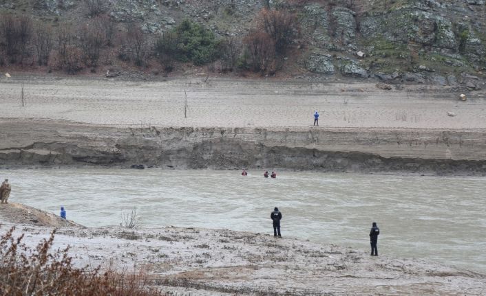 Munzur Çayı’na düşen Uzman Çavuş Yılmaz Güneş’i (36) arama çalışmaları baraj gölüne kaydırıldı