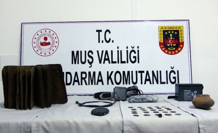 Muş’ta 1 milyon 250 bin dolar değer biçilen Tevrat ele geçirildi